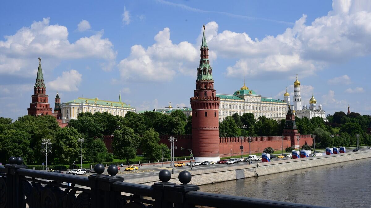    Кремлевская набережная в Москве© РИА Новости / Алексей Майшев