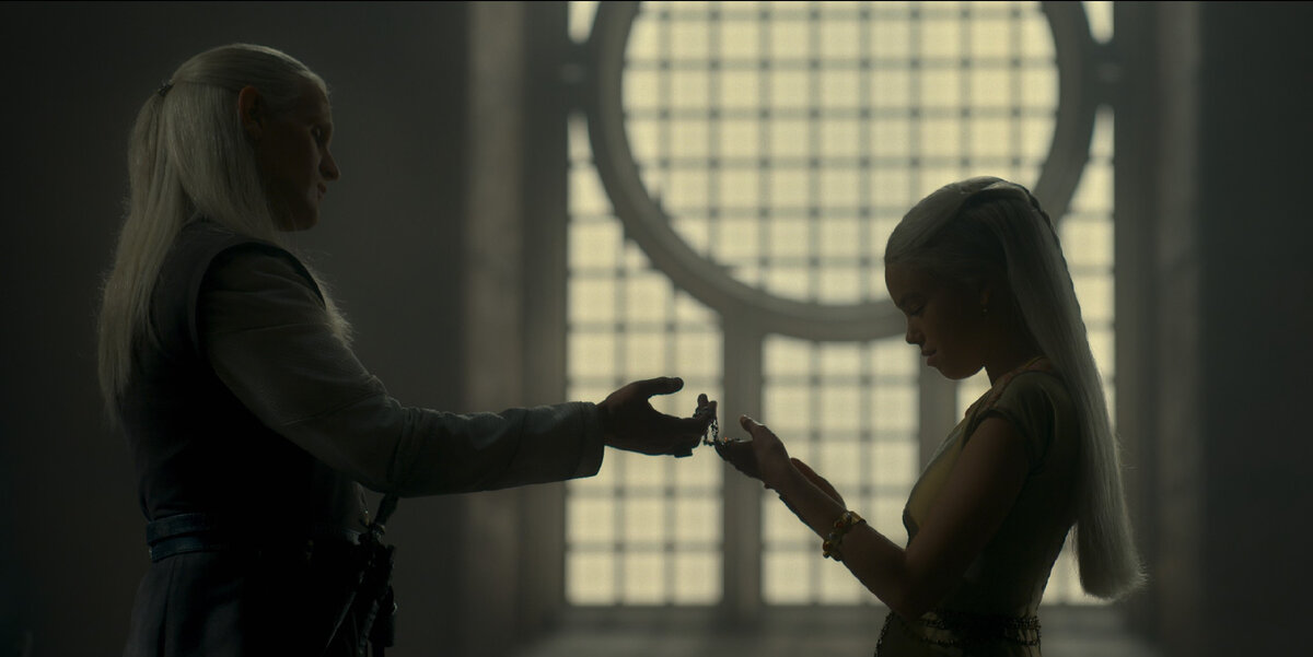 Деймон Таргариен дарит Рейнире ожерелье из валирийской стали