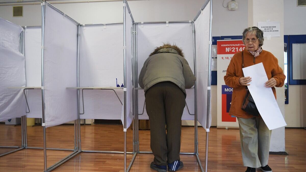    Избиратели голосуют на выборах муниципальных депутатов в Москве© РИА Новости / Павел Бедняков