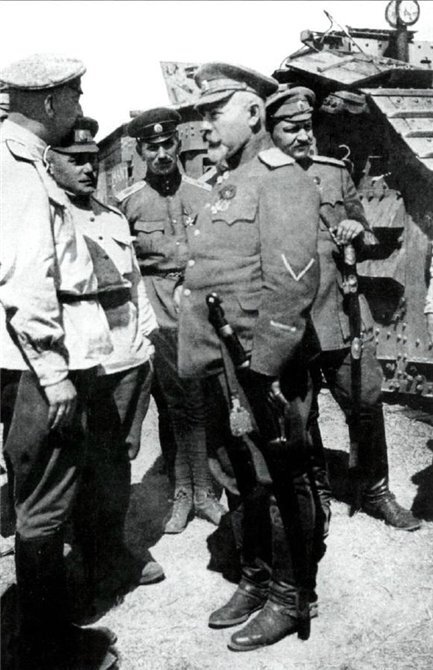 Главком ВСЮР А.И. Деникин в танковых частях своей армии, 1919 год.