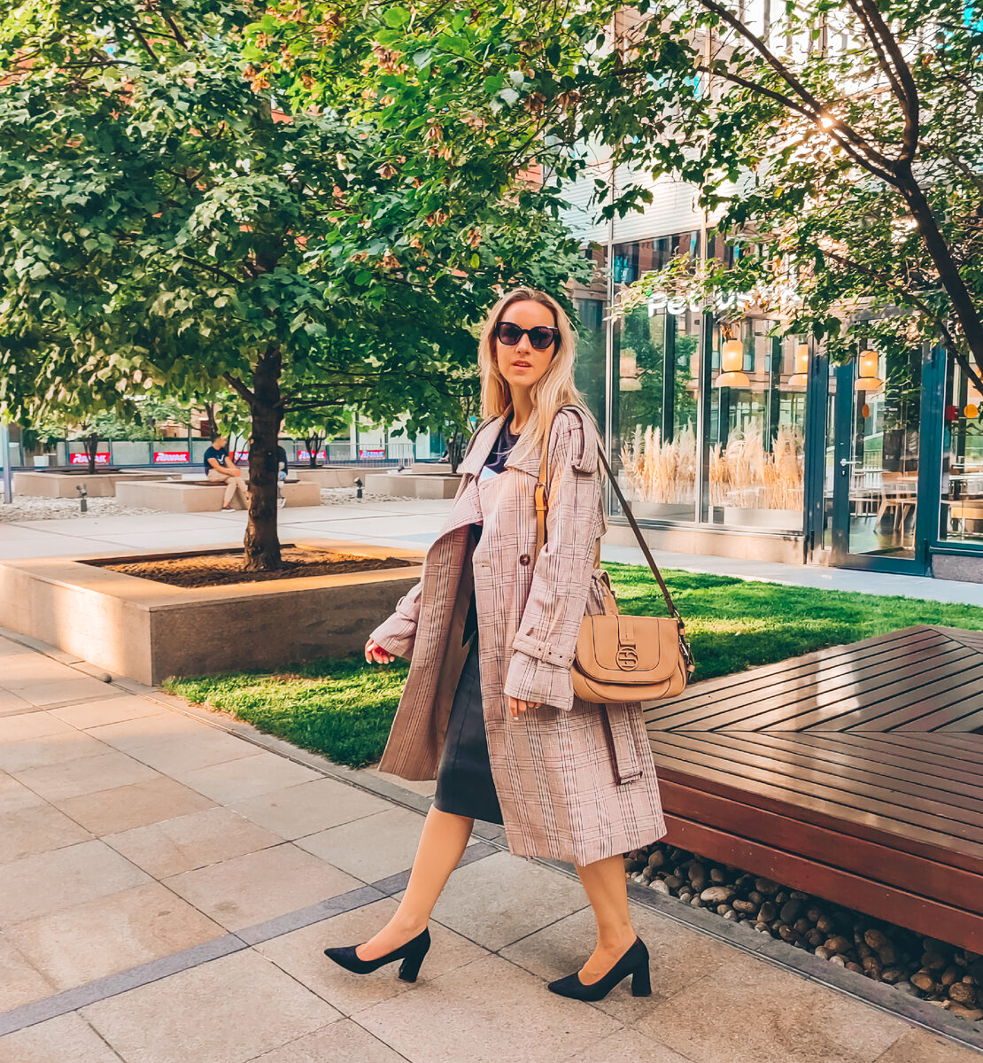 Плащ, Only, 2999 руб. Сумка, Esprit, 2999 руб. – все Familia.