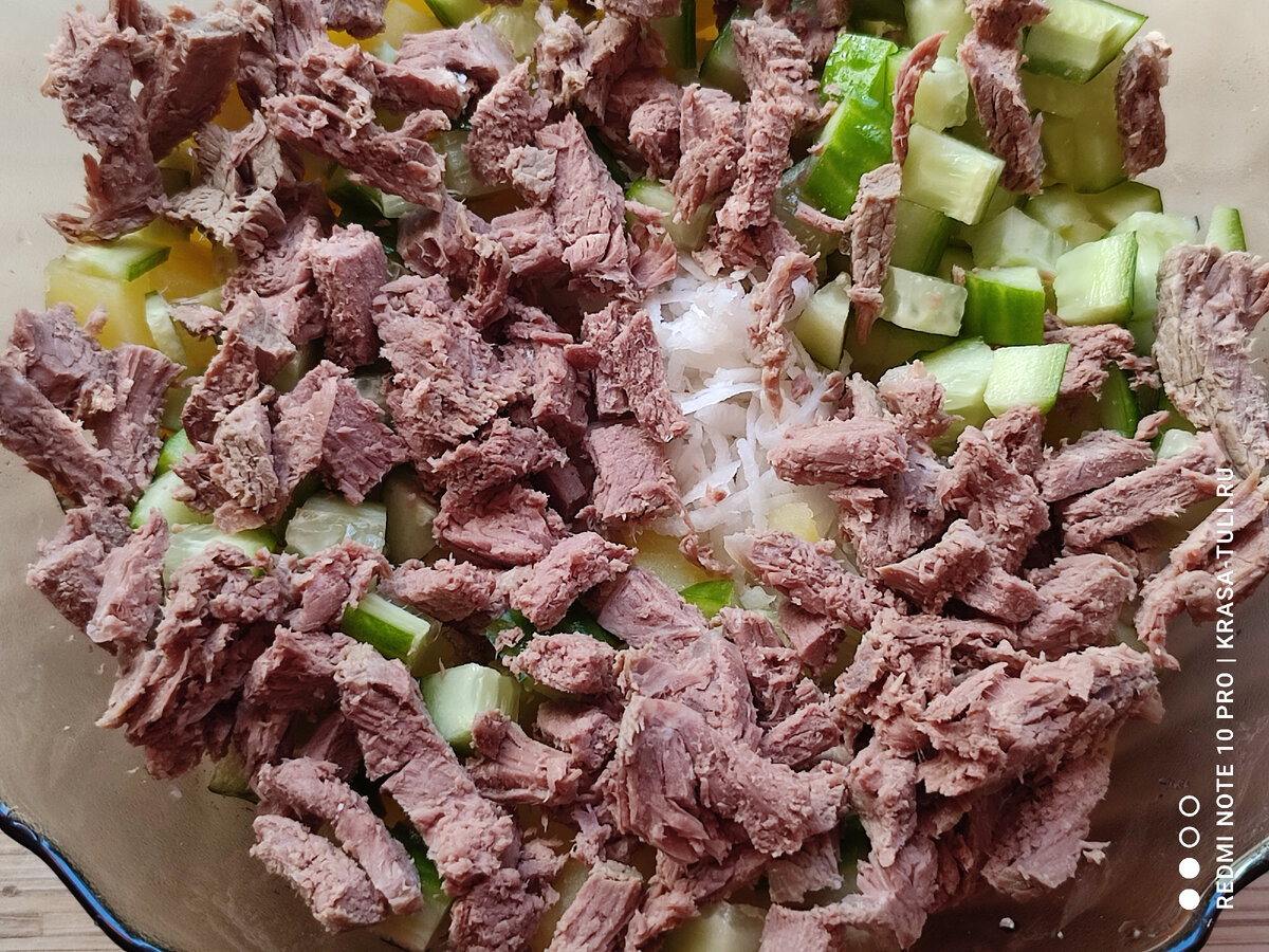 Редька с картошкой, говядиной и огурцами
