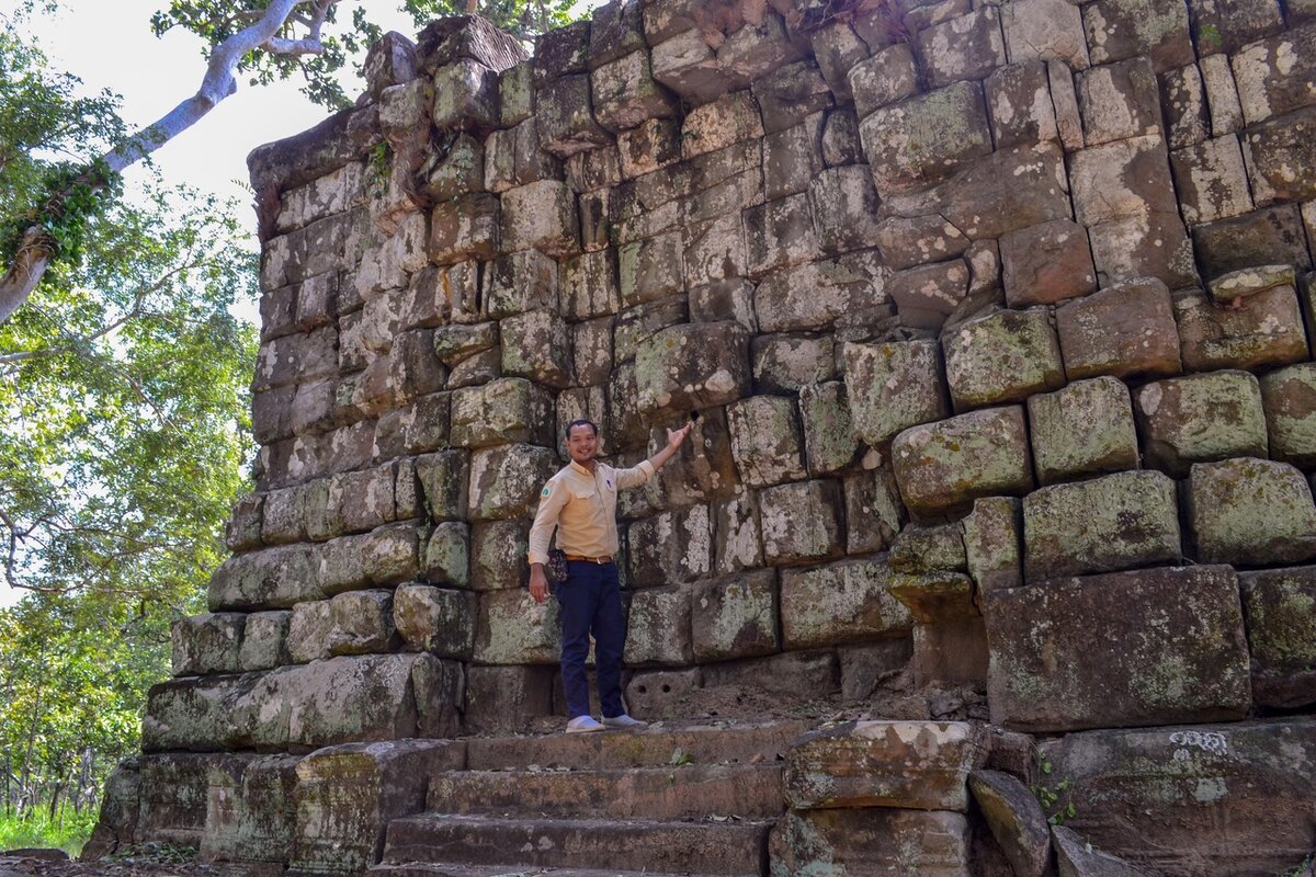 Черри - наш гид-кхмер показывает тот самый выход "святой воды".