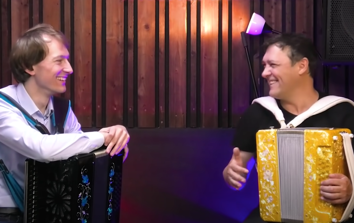 Стоп-кадр из видео с канала Павла Уханова. Видите какие счастливые? :)