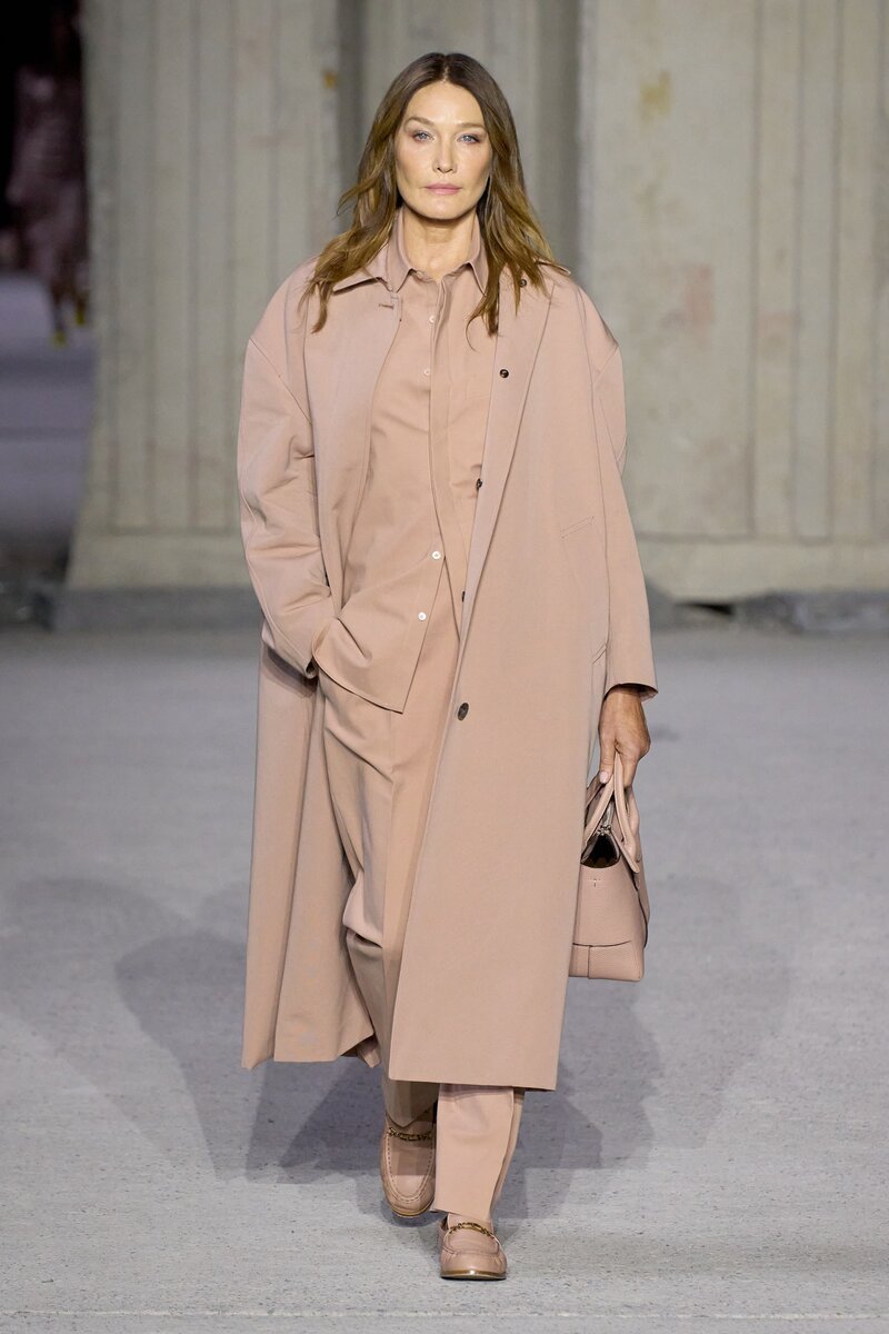     Карла Бруни на показе Tod's весна-лето 2023