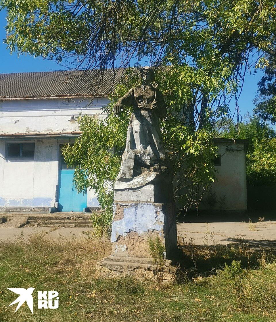     Памятник неведомой даме в Александровке обветшал Игорь ЕМЕЛЬЯНОВ