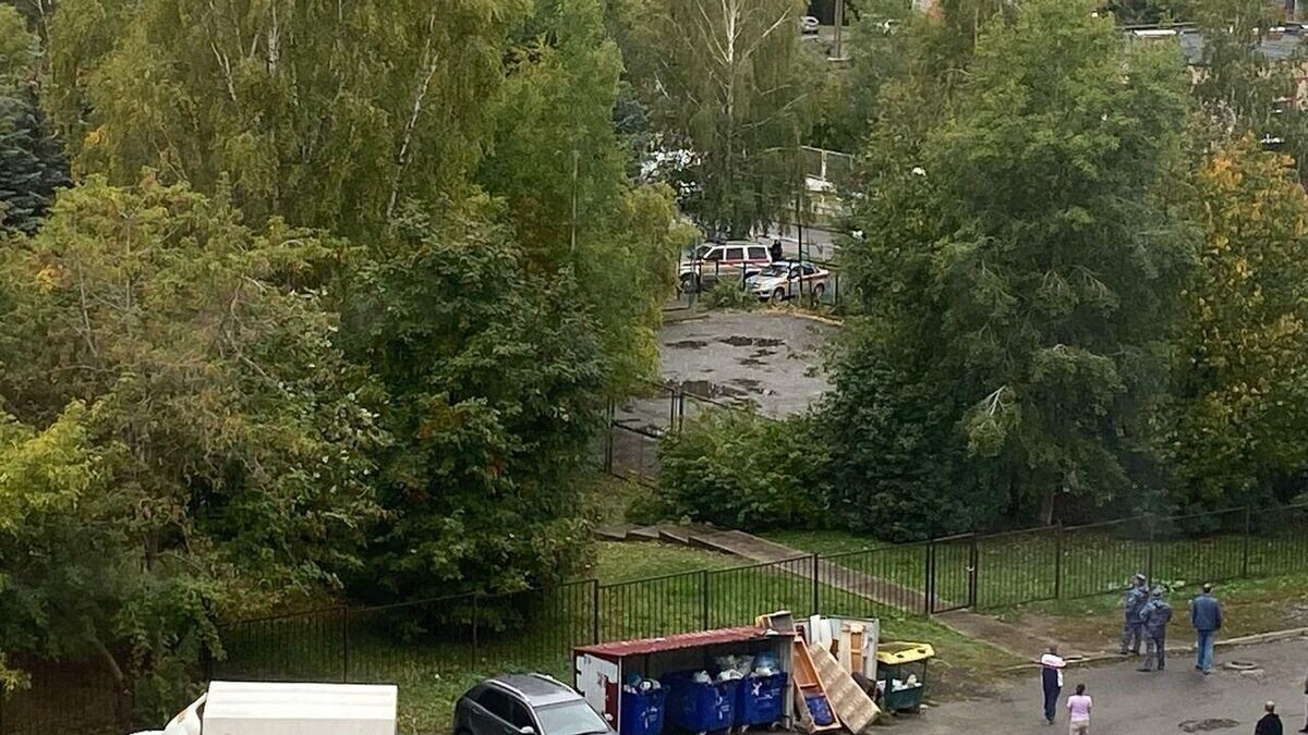    Автомобили правоохранительных органов у школы №88 в Ижевске© Фото очевидца