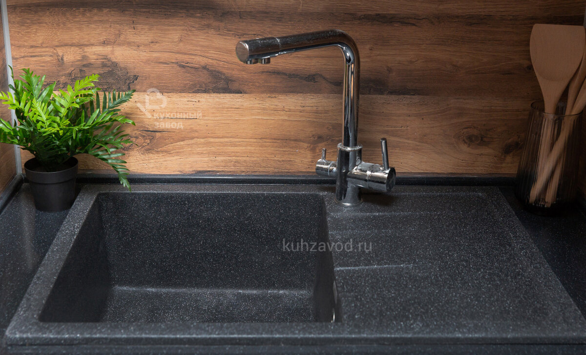 мойка из искусственного камня в проекте «Эмполи». Позволить себе такую покупку в последние месяцы стало ещё легче – не говоря уже о заметном расширении ассортимента