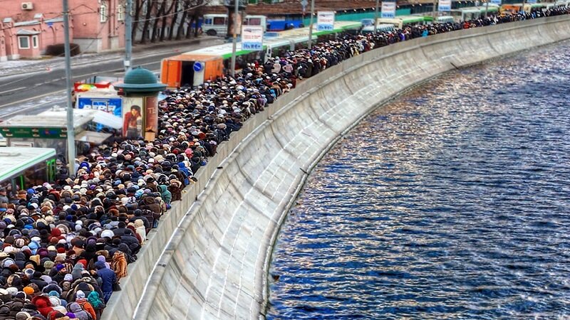 Очередь к Поясу Богородицы возле Храма Христа-Спасителя в Москве. Фото moscowsteps.com