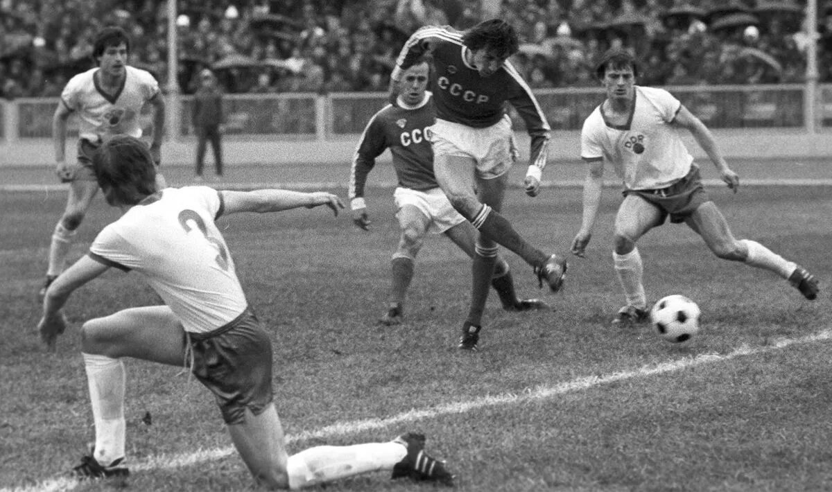 В атаке полузащитник сборной СССР - Юрий Суслопаров 