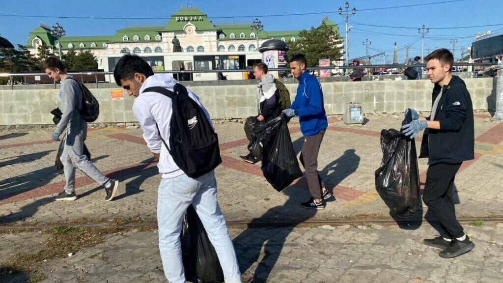     Порядок наводят во всех районах краевой столицы. Накануне массовый выход на уборку совершили в Железнодорожном районе.