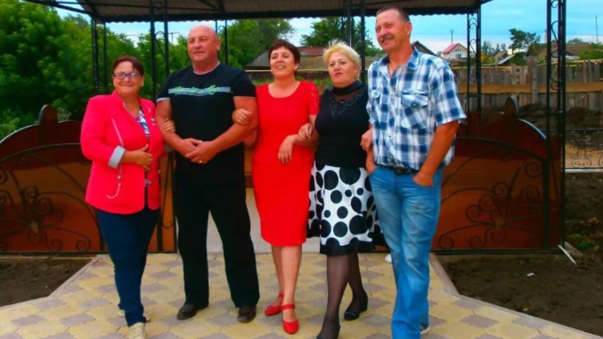 Встреча с одноклассниками. 39 лет после окончания школы. Сергей Семенов между девушками в красном - Светой и мной. К сожалению, его спортсмена, ведущего здоровый образ жизни, "барановирус" не пощадил.