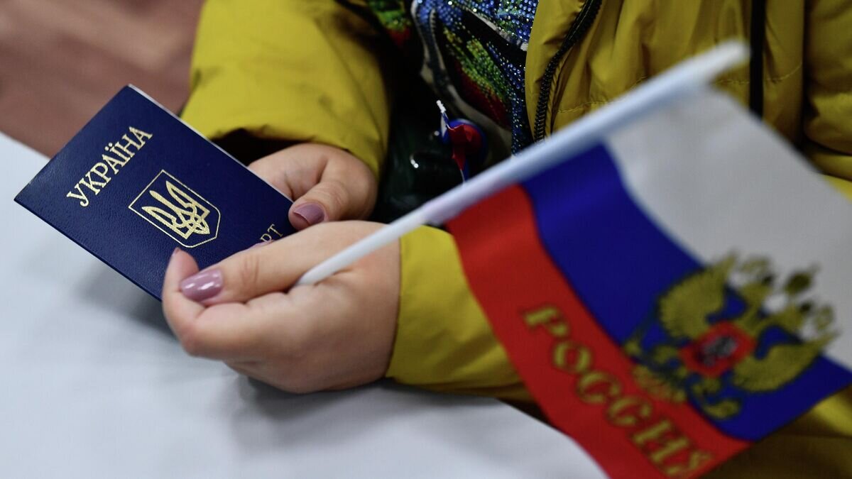    Паспорт гражданина Украины во время регистрации для голосования на референдуме на избирательном участке в Екатеринбурге© РИА Новости / Павел Лисицын