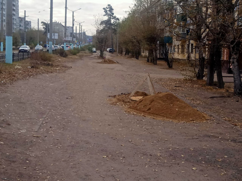 Ямы под столбы начали копать на тротуаре по Новобульварной