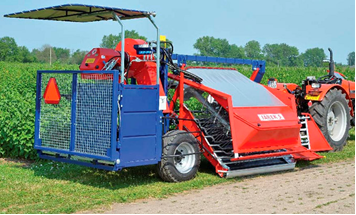 Машинно-тракторный агрегат с прицепным комбайном для сбора ягод смородины JAREK 5. Является самой новой версией полурядного комбайна для сбора ягод черной, красной и желтой смородины, крыжовника, осенней малины, ирги, жимолости, шиповника. Полурядный комбайн для сбора ягод отличается высоким качеством выполнения, простой конструкцией и легким обслуживанием. Модульная конструкция уборочной машины позволяет адаптировать полурядный комбайн к условиям садового хозяйства и специфики сбора ягод.