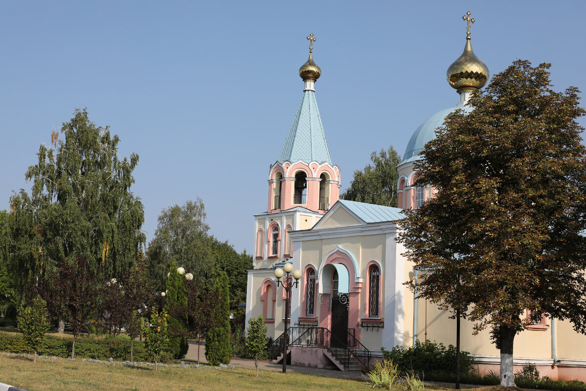 Современный вид храма, построенного в начале 21 века на месте разрушенного в конце 1930-х годов.