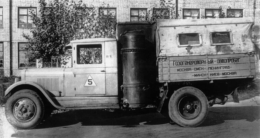 Грузовик ЗИС-5 с газогенераторной установкой, участвовавший в автопробеге 1938 года. Фото из открытых источников