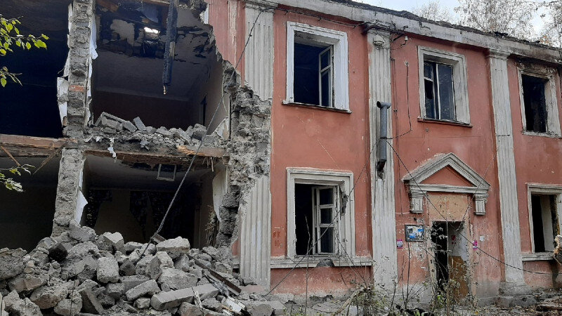     Аварийную двухэтажку сносят на пр. Ленина, 129 к. 2 в Барнауле. 11.10.2022. Надежда Тарасенко, altapress.ru.