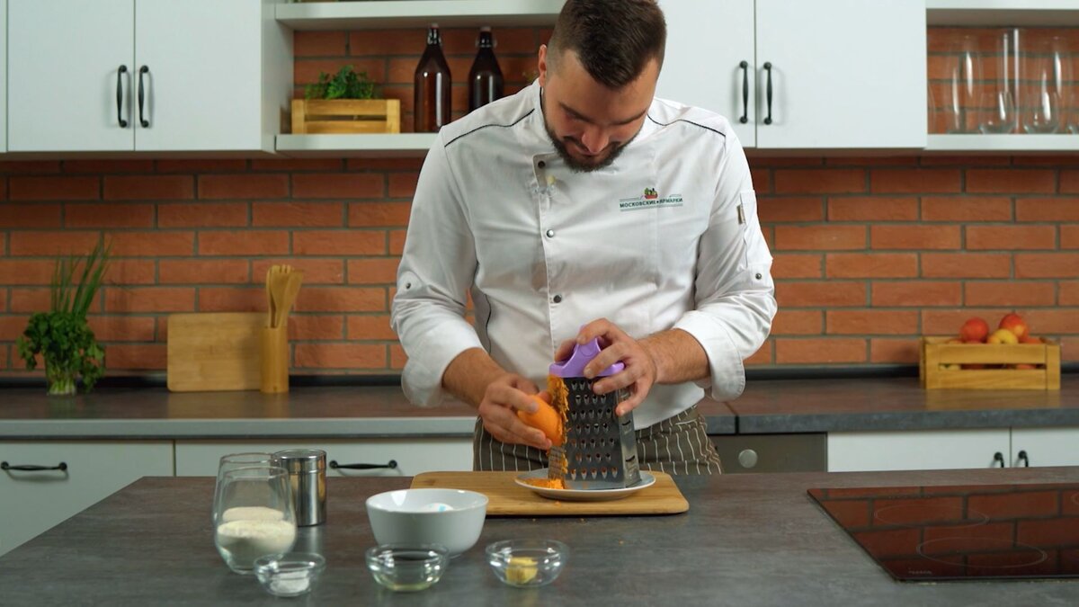 Натираем морковь