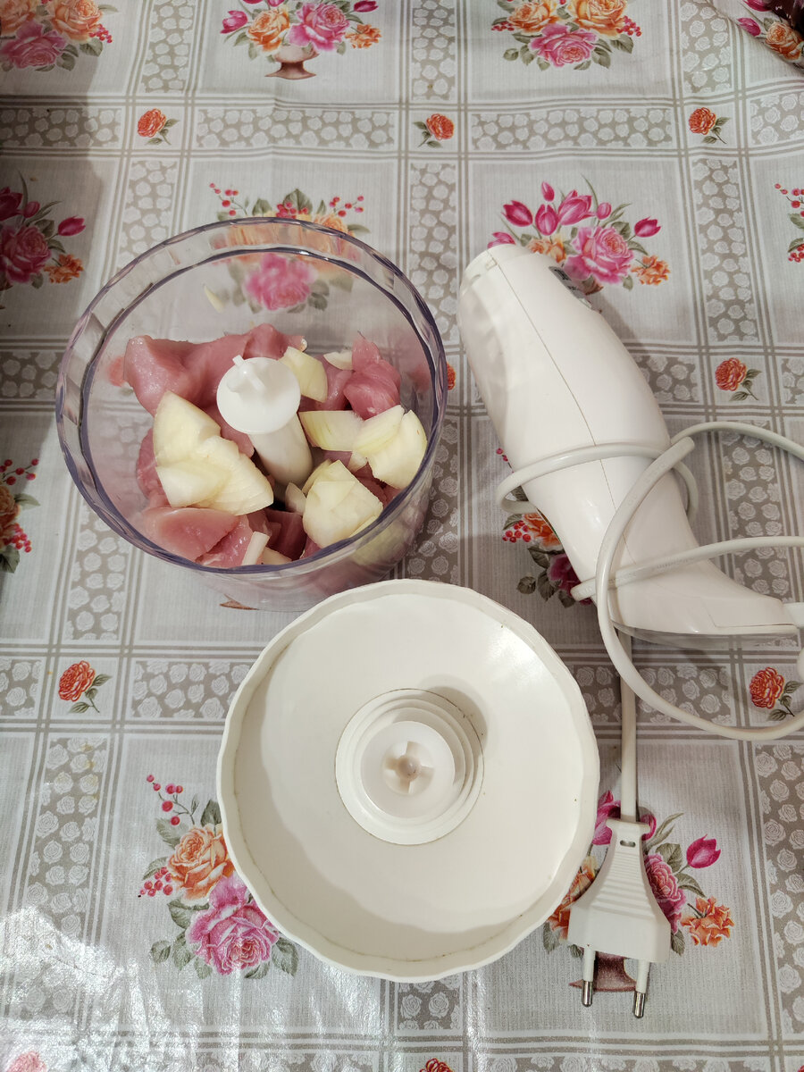 Мясо, репчатый лук. 