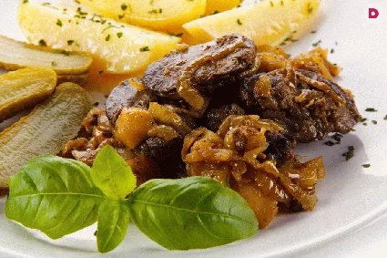 Индюшиная печень богата витаминами, микро- и макроэлементами, белками и жирами, такой состав делает этот субпродукт полезным для здоровья. Блюда из печени индейки рекомендуют включать в меню страдающих малокровием и больных авитаминозом, а также в рацион детей, беременных и кормящих женщин.