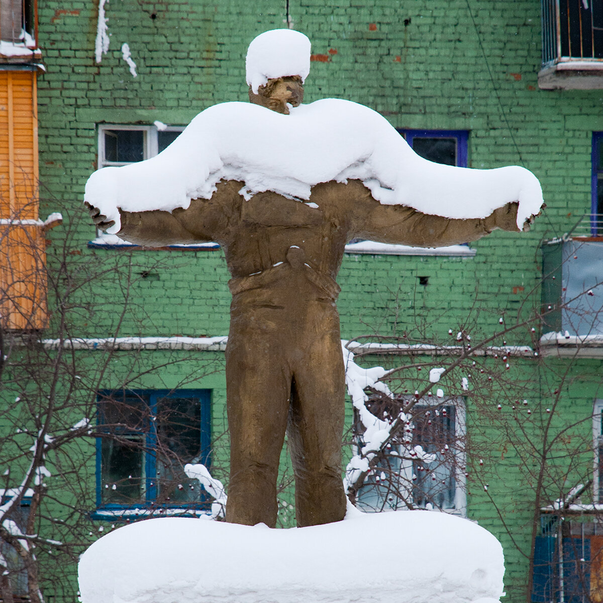 Белый памятник космонавту