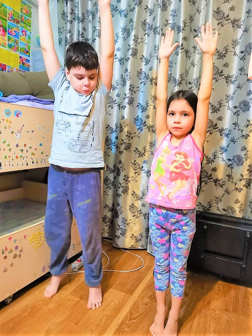 Занимаемся и дома тоже. Сестрёнка Рената - пример для подражания Роберту.