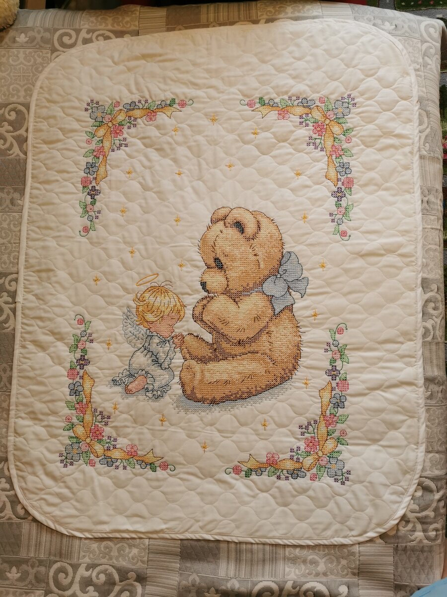 Dara вышивает