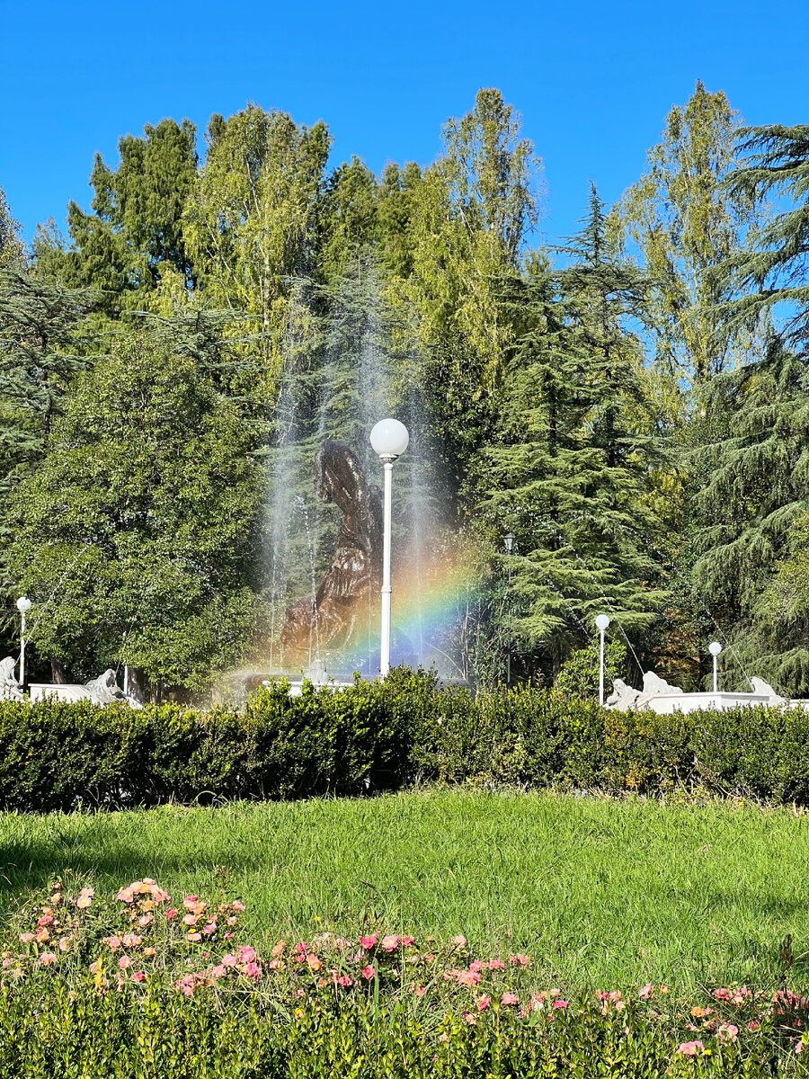 Фонтан у главного входа в "Источник №6" был дополнен радугой. 