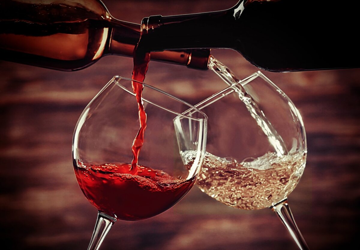 Песня красным вином наполняет бокал она. Бокал с вином. Красное вино в бокале. Бокал красного вина. Красивое вино.