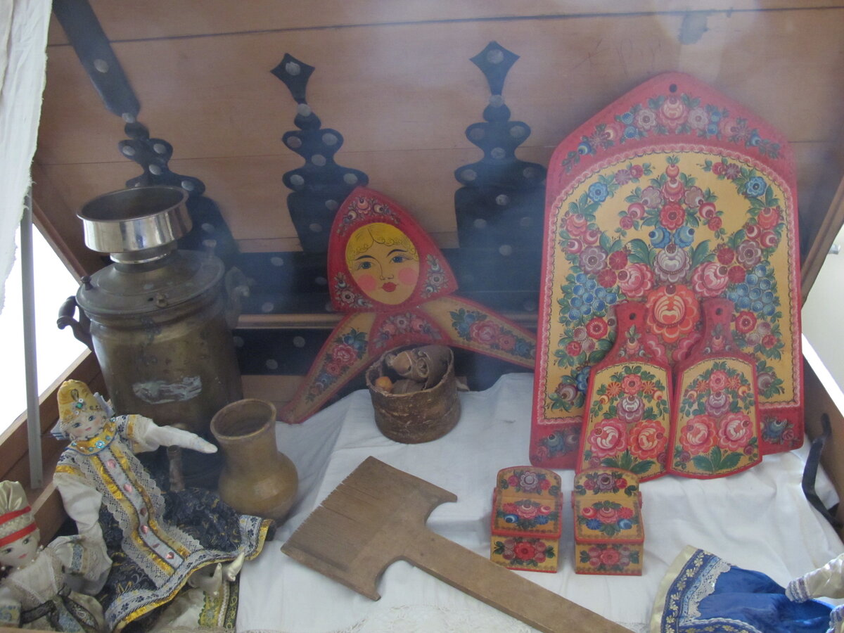 То, что совсем недавно ещё считалось так важным в деревенском быте, оказалось спрятано в запасниках городского музея... 