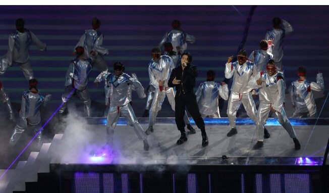 Официальный гимн чемпионата мира 2022 года в Катаре на церемонии открытия турнира исполнили вокалист корейской группы BTS Чон Чонгук и катарский певец Фахад Аль-Кубайси.Открытие турнира состоялось 20 ноября на стадионе «Эль-Байт» (Эль-Хаур), вмещающем 60 тысяч зрителей.