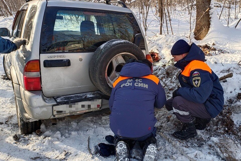     Сотрудники помогли мужчинам выбраться  ГУ МЧС России по Хабаровскому краю