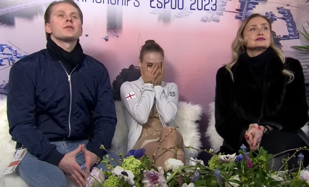 Анастасия Губанова в ожидании оценок. Источник фото: YouTube канал Okko Спорт.