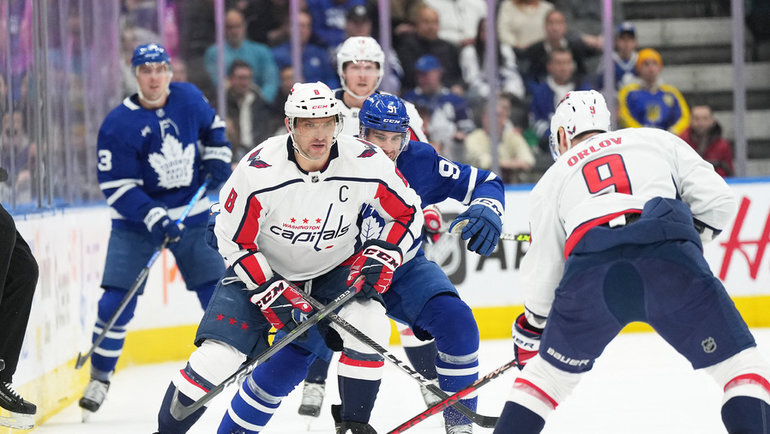    Александр Овечкин (в центре) в матче против «Торонто». USA Today Sports