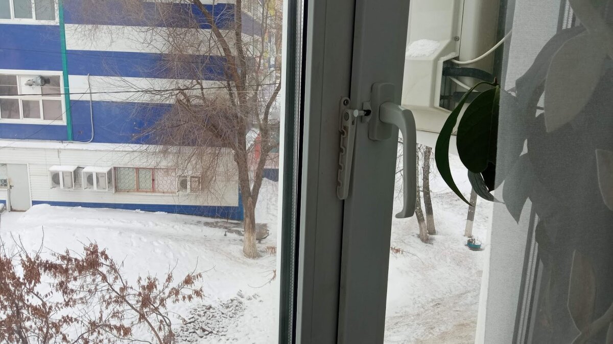 При сильных морозах на стеклах окон. Сильный Мороз. Промерзания квартир. Холод просачивается в дом. Взять через окно.