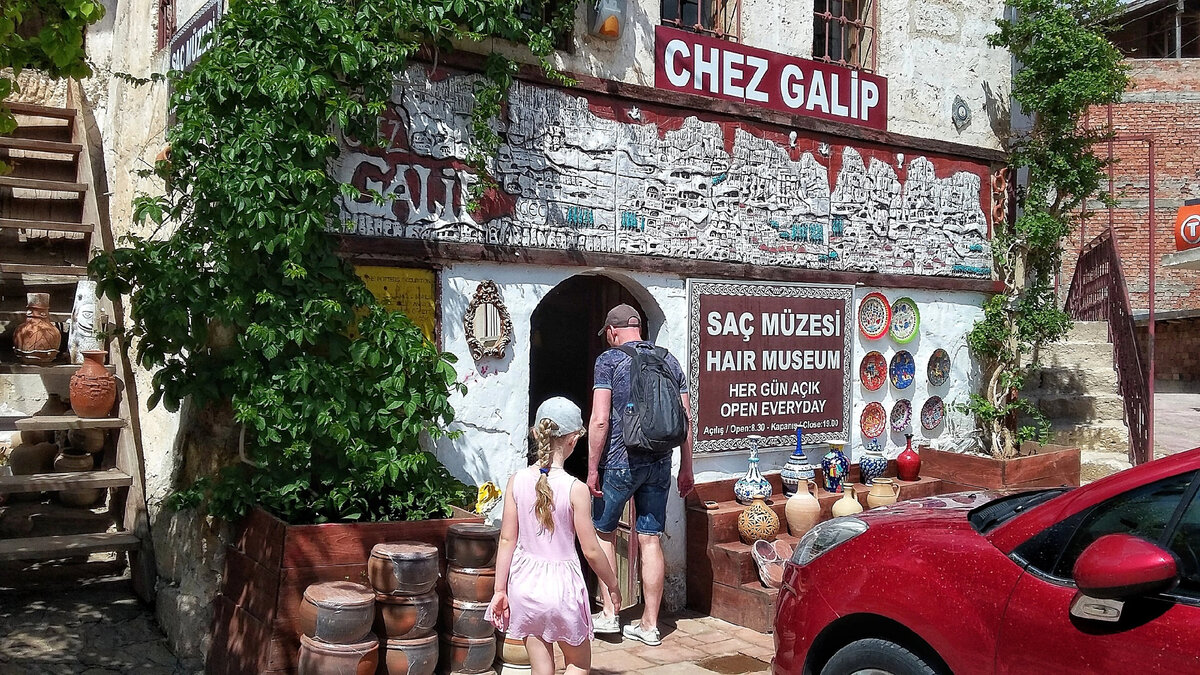 Вход в музей. На самом деле входишь в обычную лавку глиняной посуды, а сам музей - небольшая комнатка где-то в углу