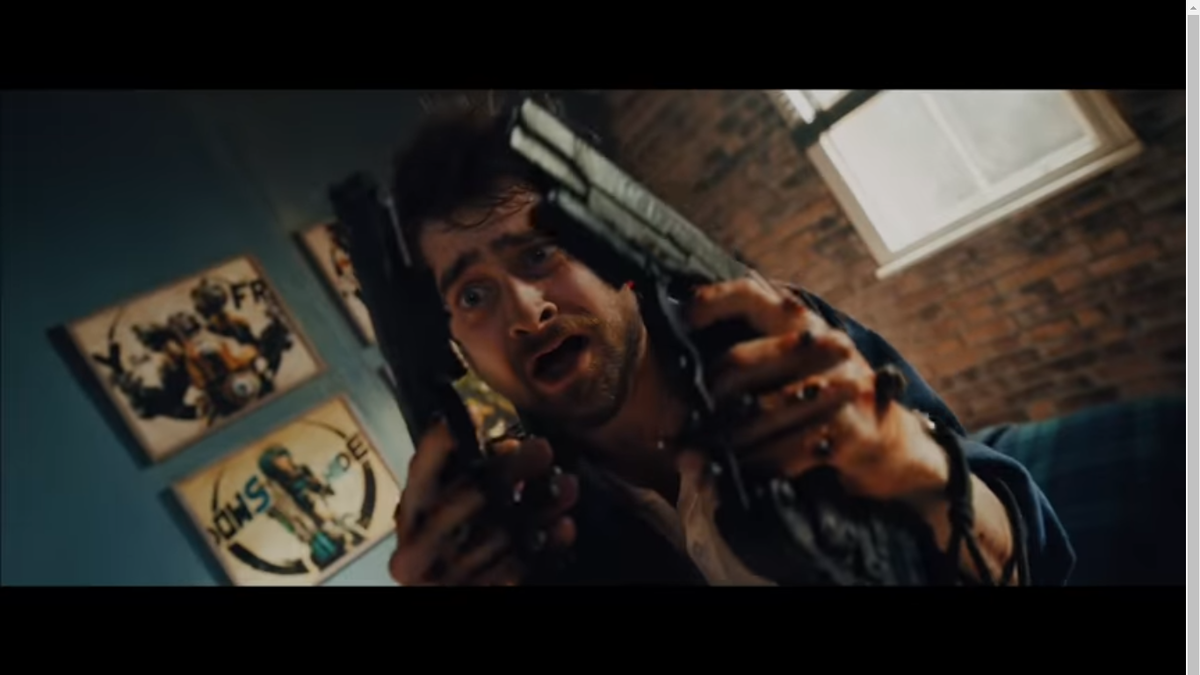 В центре этой истории находится молодой парень, которого зовут Майлз. Он проживает спокойную, тихую и непримечательную жизнь, страдая по своей бывшей возлюбленной. Герой занимается тем, что трудится программистом, а именно - создает игры. Неожиданно ему становится известно, что преступная группа «Скимз» взялась за организацию очень опасных для жизни соревнований в его городе. За нелегальными играми на выживание смотрит огромное количество людей. Происходит это посредством интернет-трансляции. Для зрителей это всего лишь развлечение, чего нельзя сказать об участниках, которые могут в любое время умереть.

Майлз мог бы никогда не узнать о всем этом, но в его жилище ворвались незнакомые люди, приставив к его рукам оружие. Эти же бандиты похитили его бывшую девушку, к которой он все еще питал нежные чувства. Теперь он должен играть, спасая себя и ее. Сначала ускользать от противника удается, но игрища только набирают обороты. Парня ждет встреча с чемпионкой игр Никс. Необходимо оставить свои страхи позади, ведь впереди серьезное противостояние. Скрыться некуда, поэтому придется бороться. Молодого человека ждут нешуточные испытания, к которым просто невозможно быть готовым.