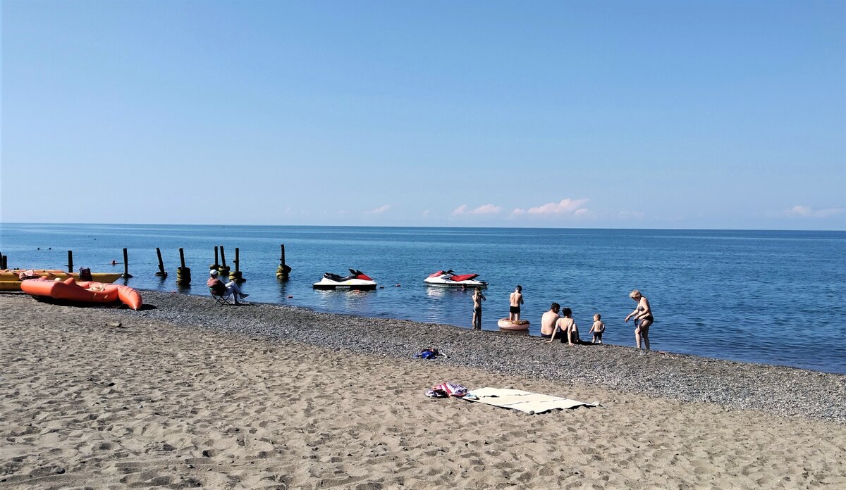 Пляж мокко сухум тхубунский. Пляж мокко Сухум. Пляж del Mar Сухум. Собачий пляж Сухум. Сухум пляж с бассейнами.