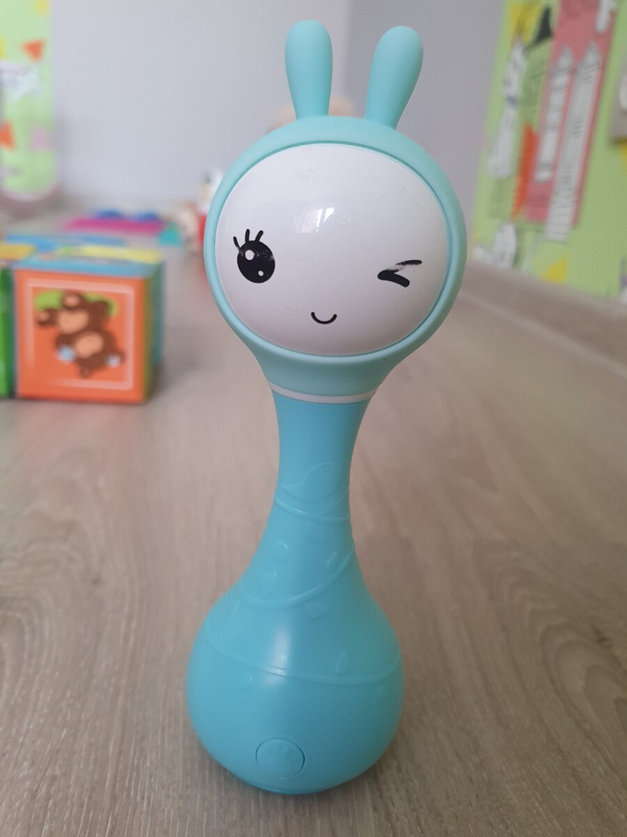 Зайчик Alilo знает песни на русском и английском языке, рассказывает сказки, издает разные повседневные звуки.