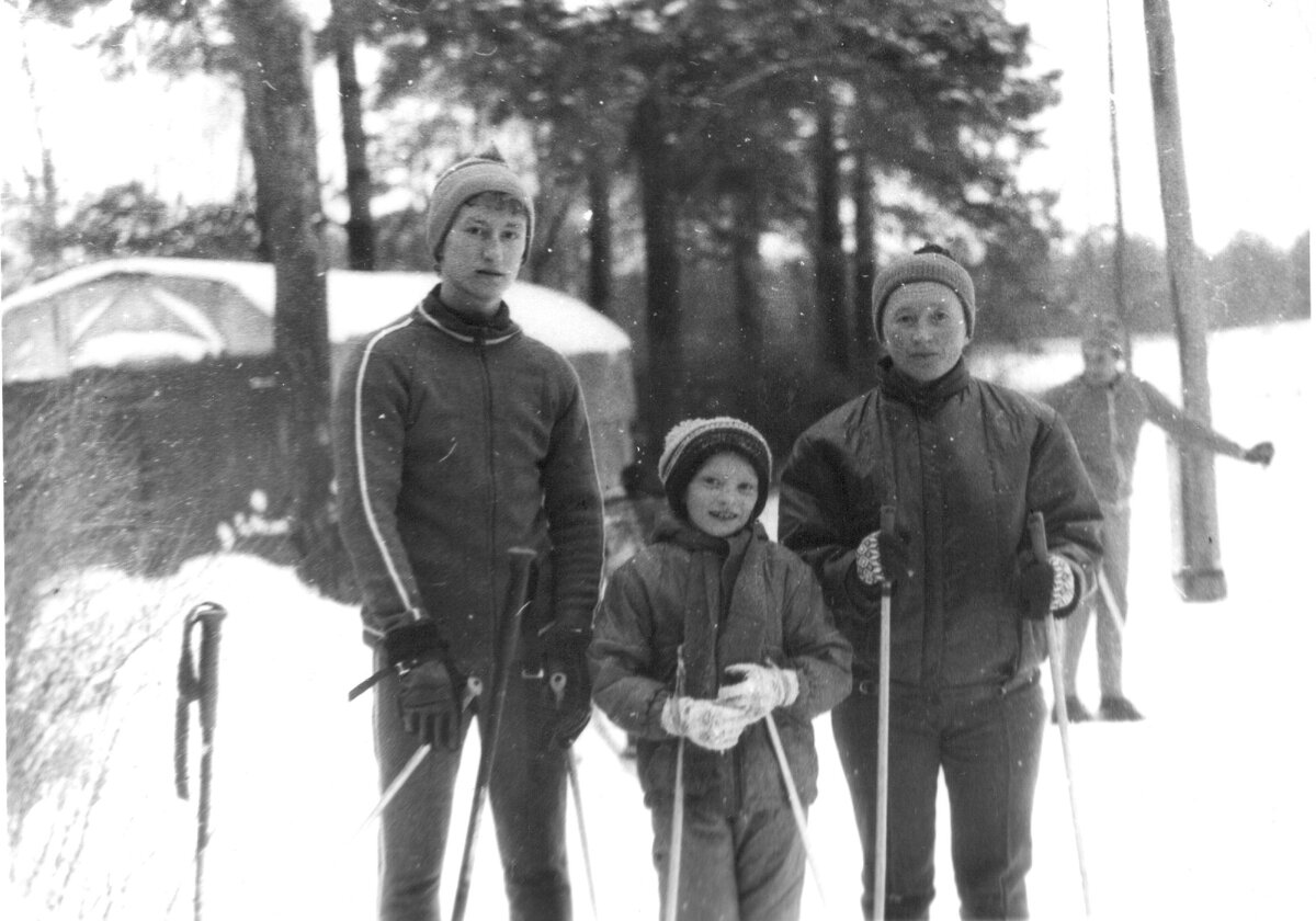 Семья лыжников. Лыжники семья картинка. Семья лыжников Горбуновых фото с ребенком. Семья лыжников Лидии и Ивана Горбуновых фото с ребенком.