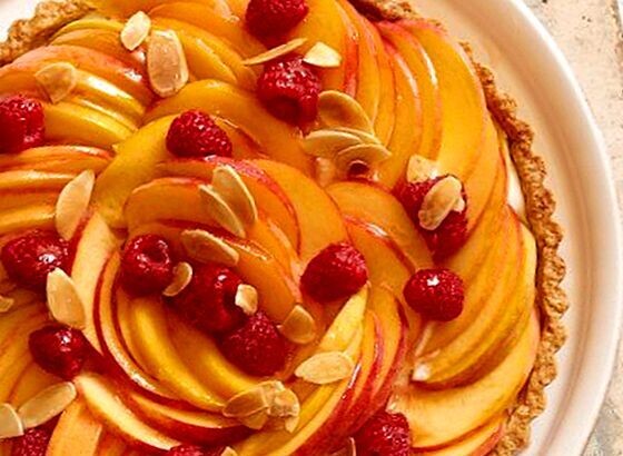 Готовый тарт украшаем лепестками миндаля и свежей малиной