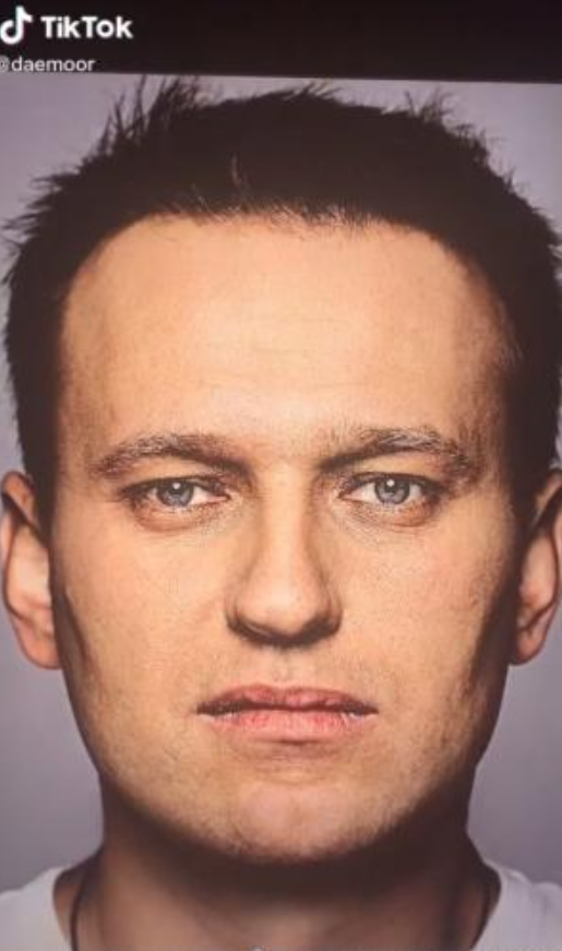 Тиктокерша показывает фото оппозиционера