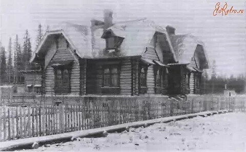 Мамонтовский домик-казарма. Рядом с таким домом прошло мое раннее детство. Такие домики стояли на каждом железнодорожном полустанке. Облик каждого дома был уникальным. Вот этот дом я нашла когда-то в интернете, он наиболее близок по облику к тому, что был рядом с моим домом. К сожалению, таких домов осталось очень мало. Нашу казарму лет пятнадцать назад разобрали на дрова.