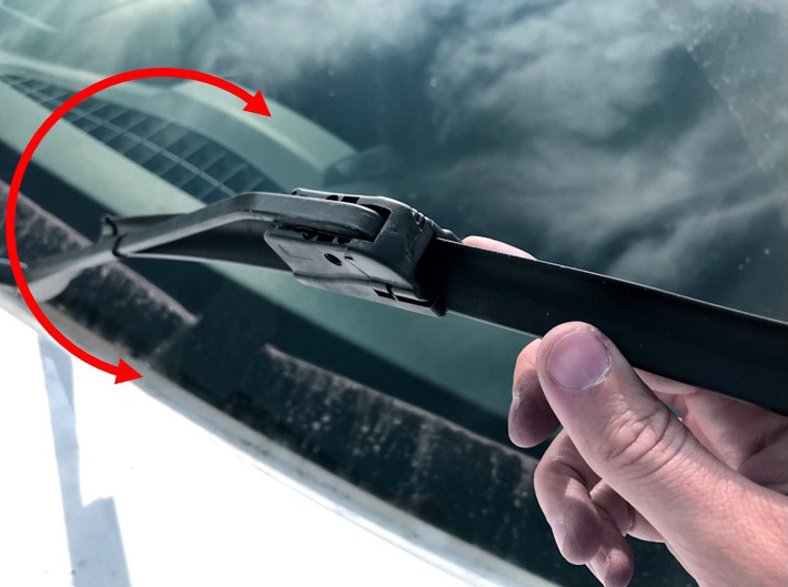 Аккуратными движениями вокруг оси направляющей