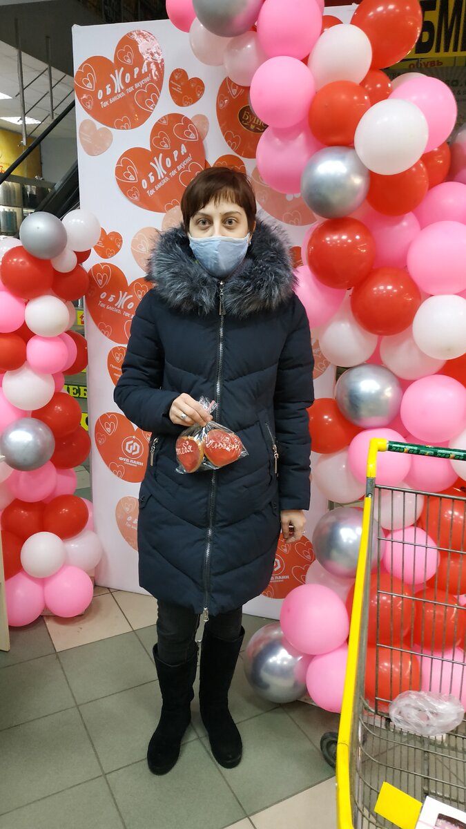 Любимая с подарком