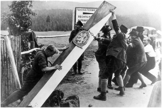 Немцы сносят пограничный столб - Чехии больше не будет!