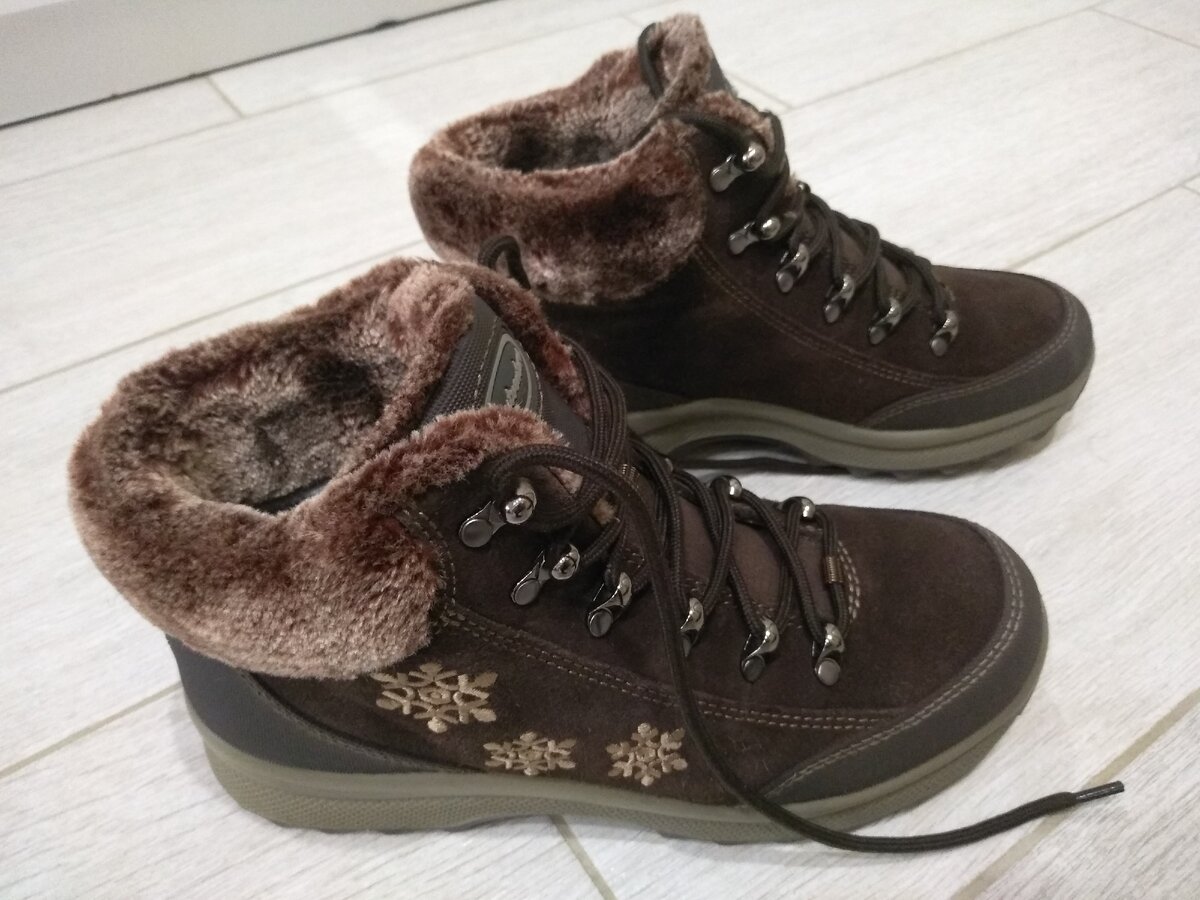 Вот такие внешне симпатичные женские зимние боты мы купили в Спортмастере. Сверху замша с накладками на пятке и носках, а внутри плотный искусственный мех. @ Горбунов Сергей. 