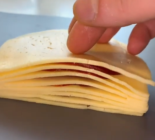 Получился сырно-колбасный бутерброд