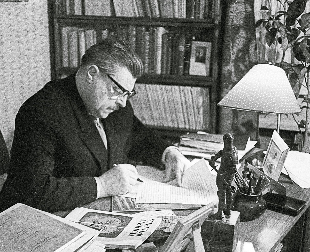 Иван Антонович Ефремов в своём кабинете